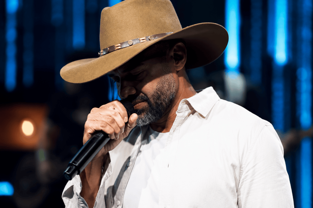 Edu Ribbê cantando durante gravação ao vivo em Goiânia