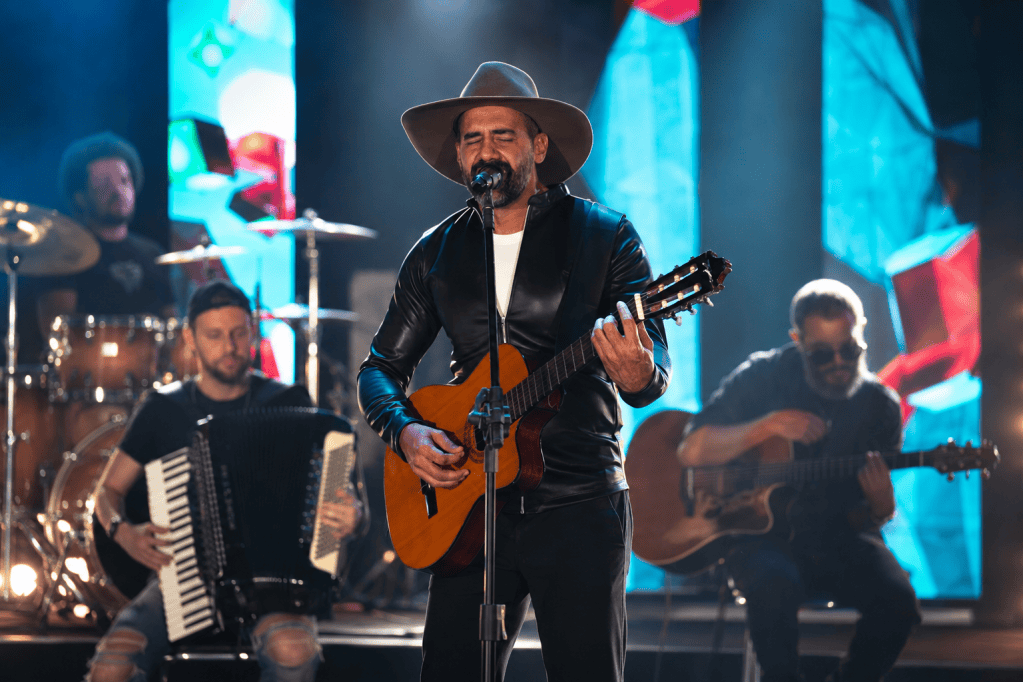 Edu Ribbê e músicos durante apresentação ao vivo em Goiânia
