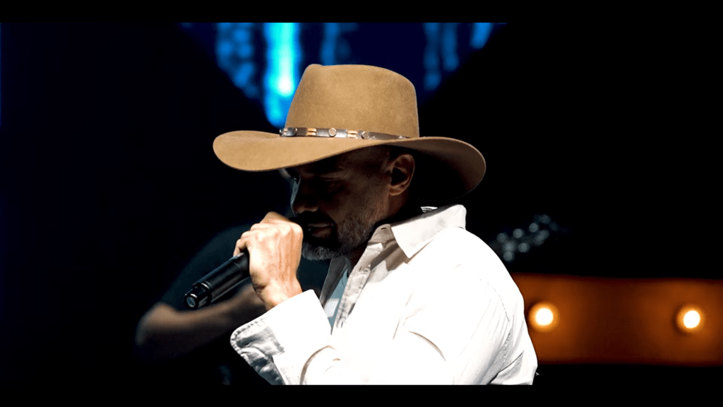 Edu Ribbê e banda em apresentação ao vivo em Goiânia
