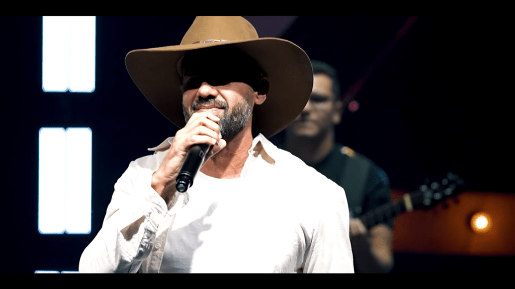 Edu Ribbê com banda durante show
